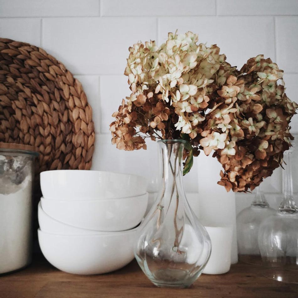 fall floral arrangements, fall floral decor, fall vase arrangements, fall vases, leafy arrangements, wild flower arrangements, fall table design, thanksgiving florals, thanksgiving floral arrangements, dried hydrangeas, rustic hydrangeas, modern farmhouse fall florals, farmhouse floral design for fall