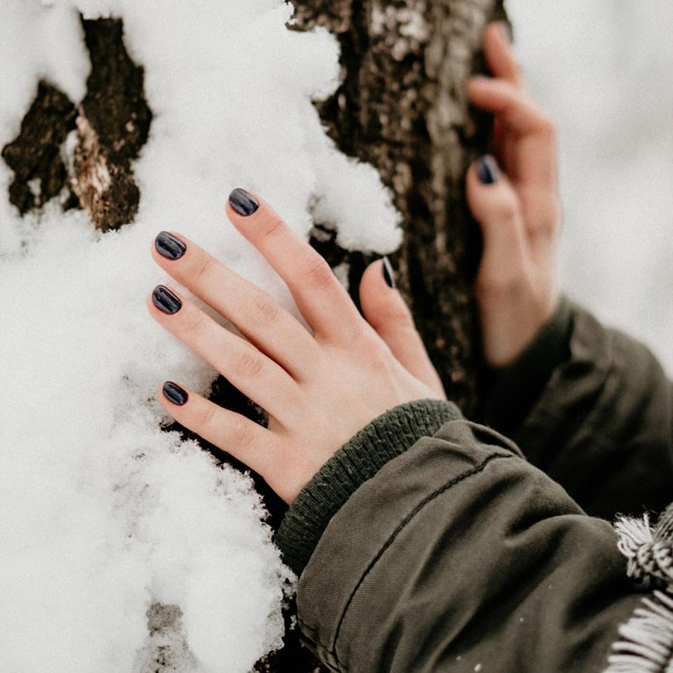 holiday nails, holiday manicure ideas holiday nail inspo, black holiday nails, black holiday manicure, black winter manicure