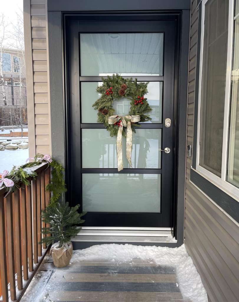 holiday front door, natural greenery holiday, pine garland, cedar garland, greenery garland holiday porch, how to decorate your porch, simple porch decor for Christmas, Christmas wreath, Christmas porch decor